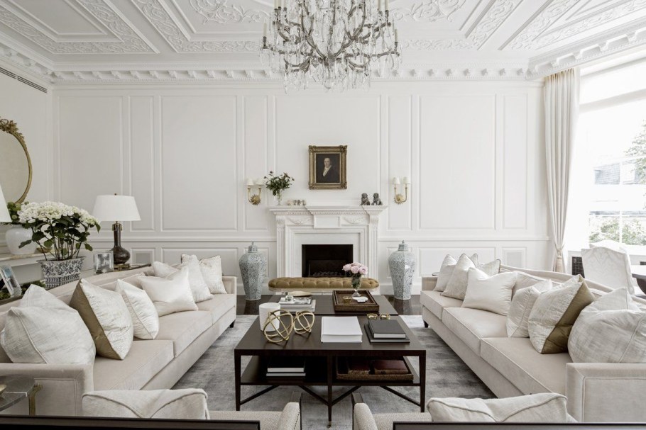 Белая гостиная в классическом стиле