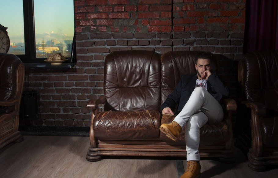 Мужчина в кожаном кресле