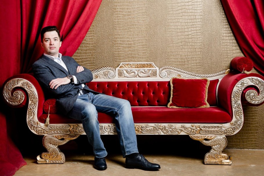 Мужчина в кресле