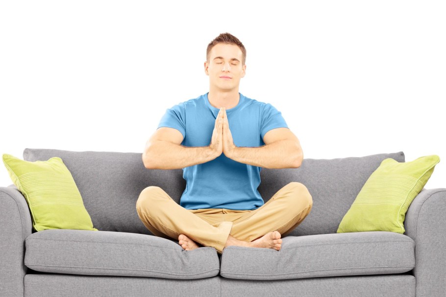 Человек сидя на диване