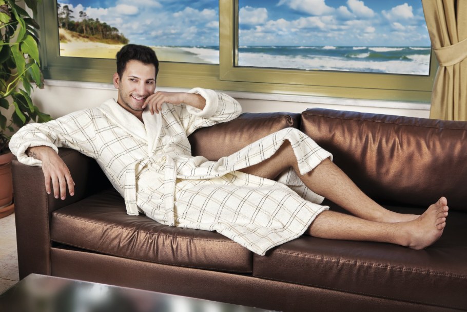 Мужчина на диване