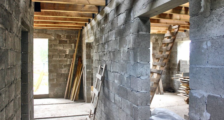 Дом в пол блока из керамзитобетонных блоков