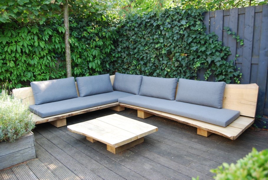 Угловой диван в беседку из бруса