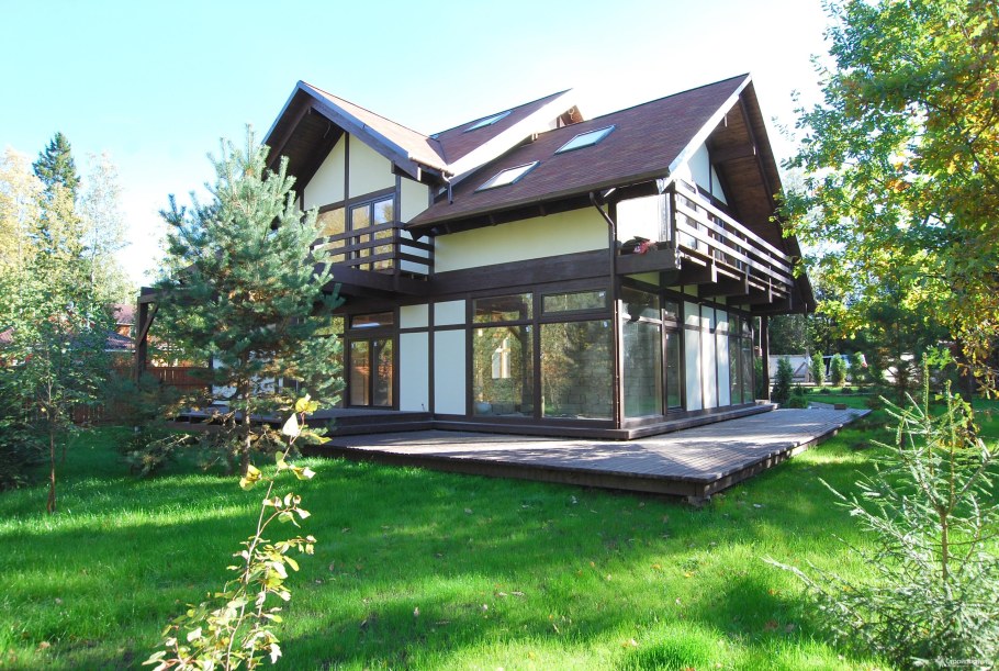 Красивый кирпичный коттедж