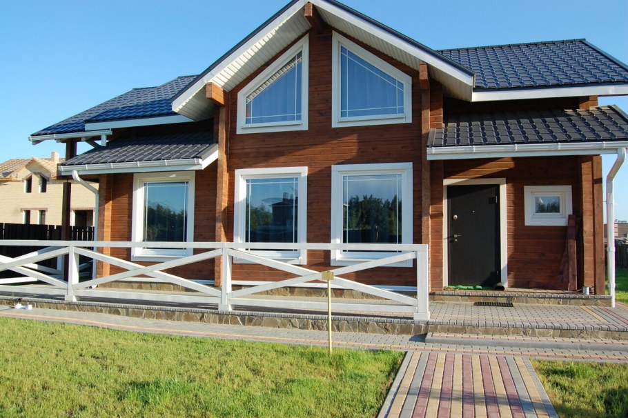 Земельный участок с коттеджем