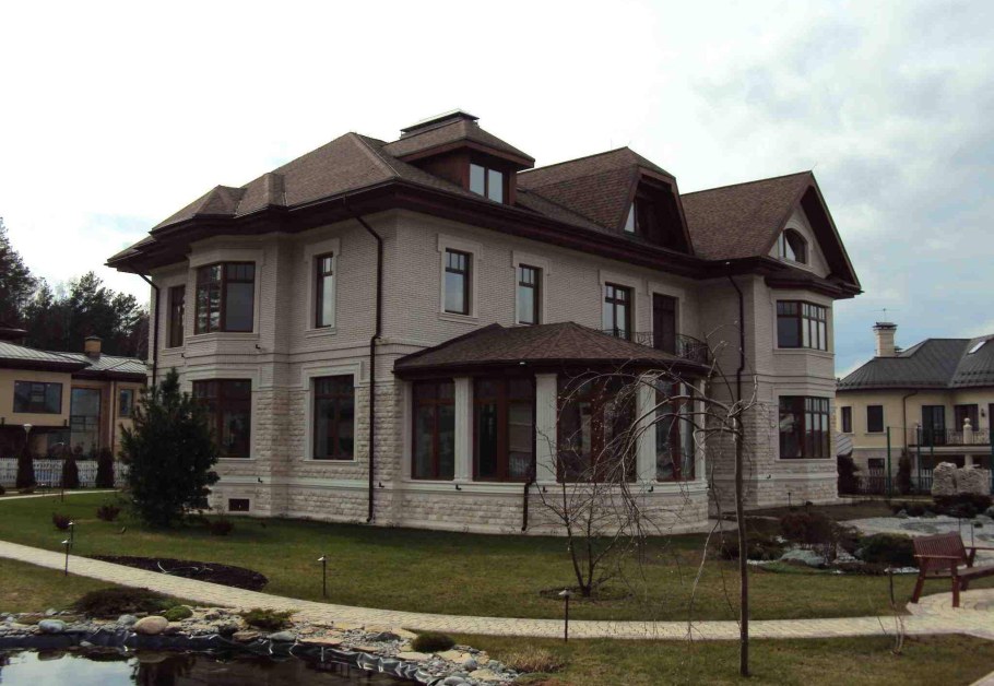 Кирпичный дом с участком