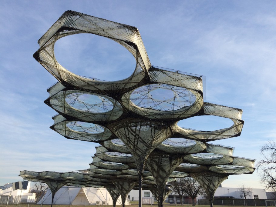 Кронштейн под балконом