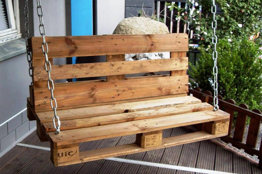 Площадка из поддонов на даче