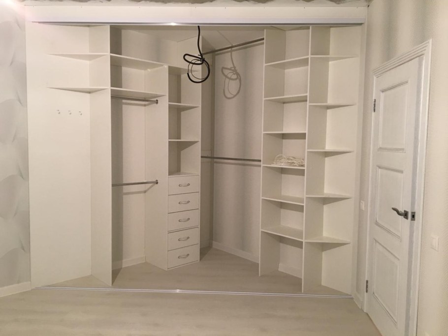 Гардеробная угловая встроенная