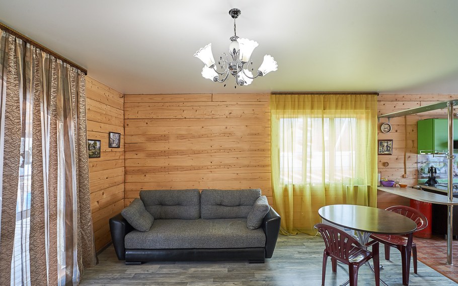 Натяжной потолок в деревянном доме