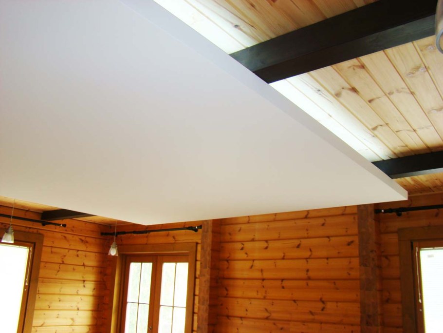 Натяжной потолок в деревянном доме