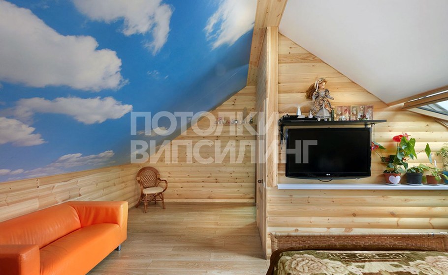 Натяжной потолок в деревянном доме