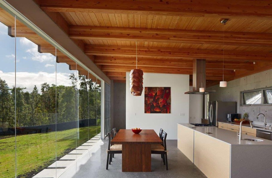 Отделка потолка мансарды