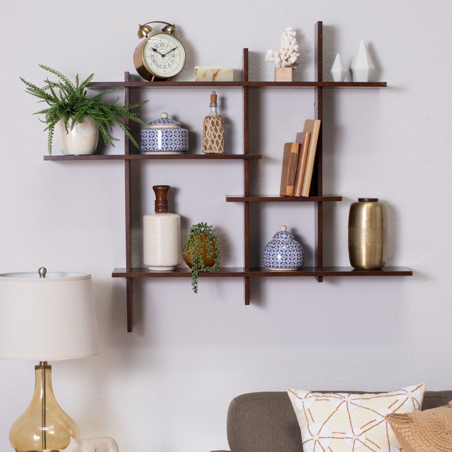 Декор полки в гостиной