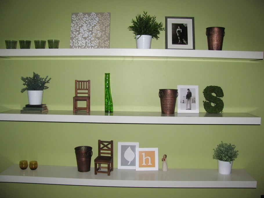 Вазы на полках в гостиной