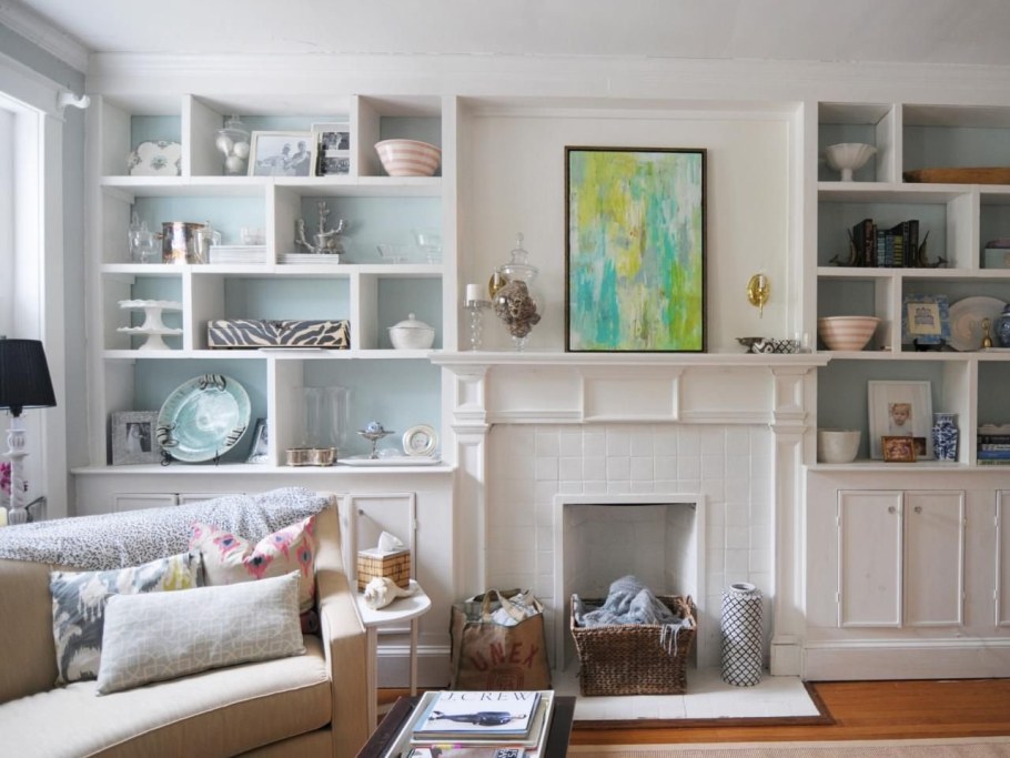 Стеллаж вокруг камина