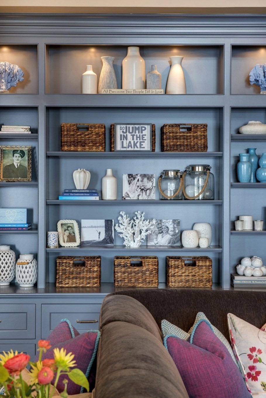 Декор стеллажа в гостиной