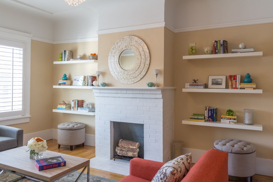 Декор полок в гостиной
