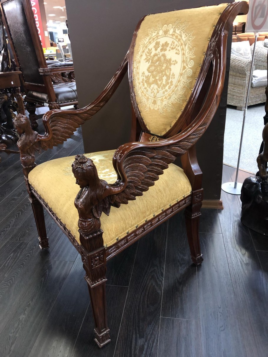 Старинные стулья с подлокотниками