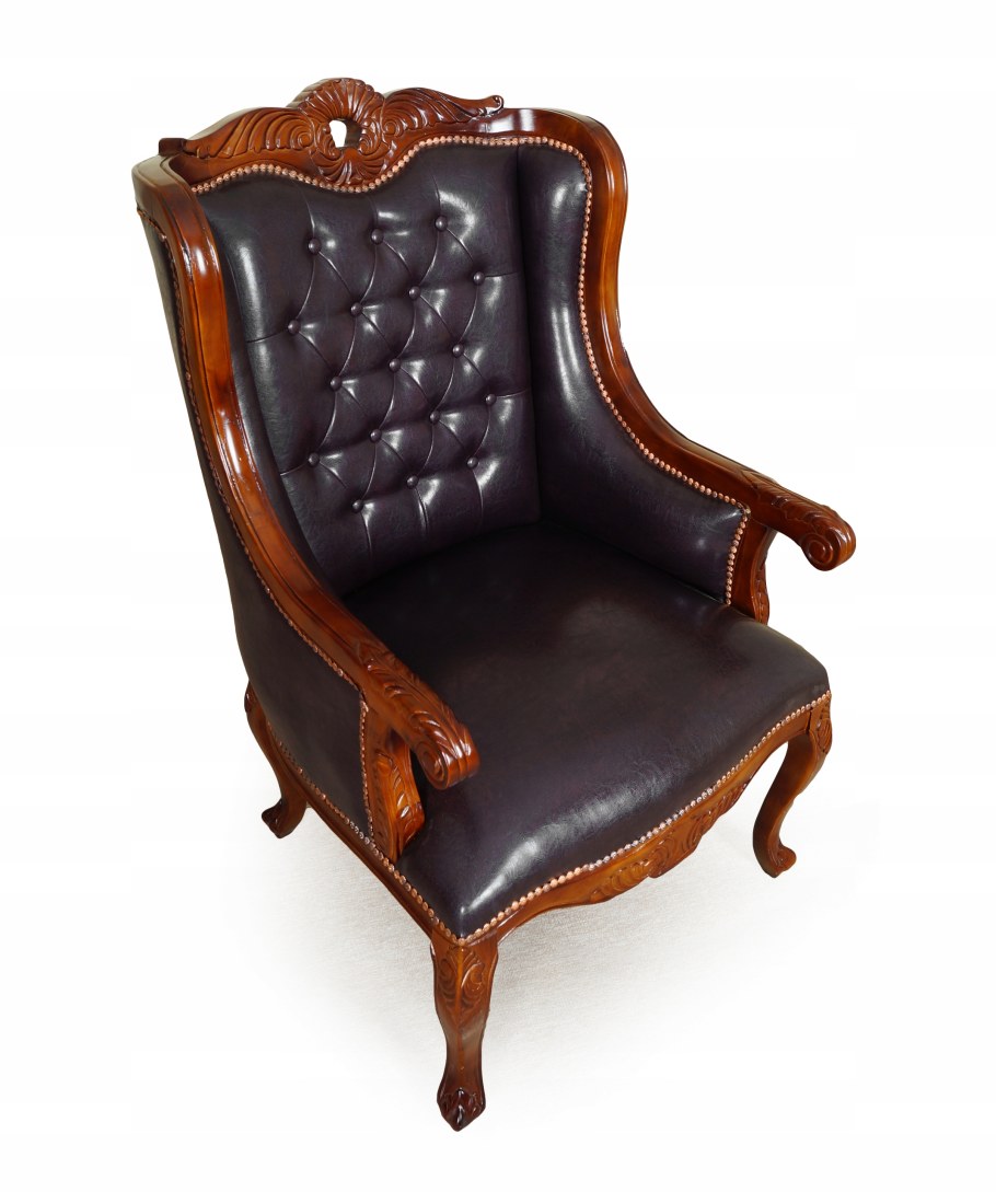 Кресло на резных ножках