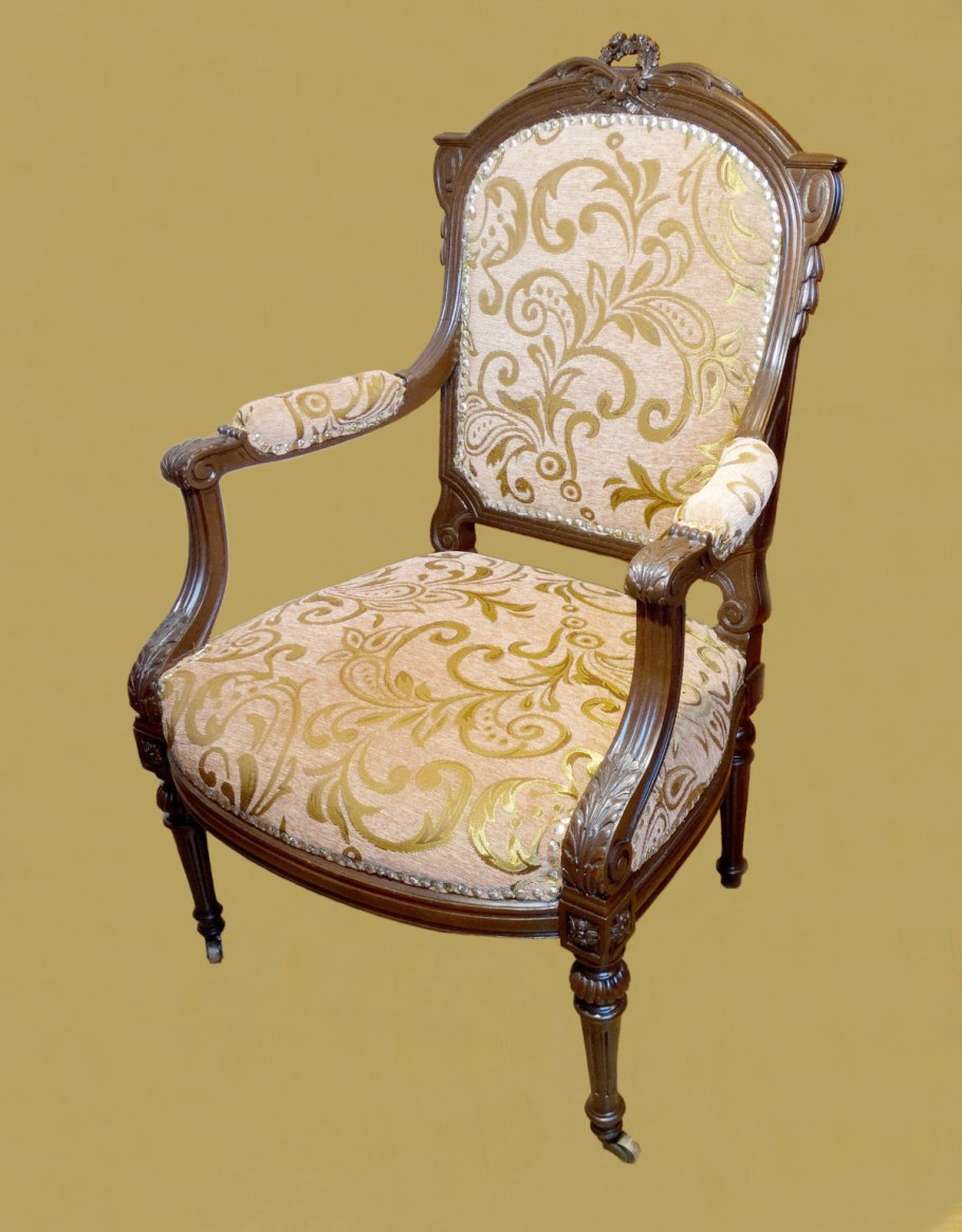 Стул из красного дерева