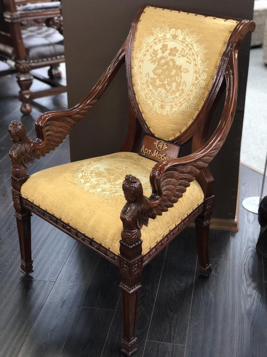 Резное кресло