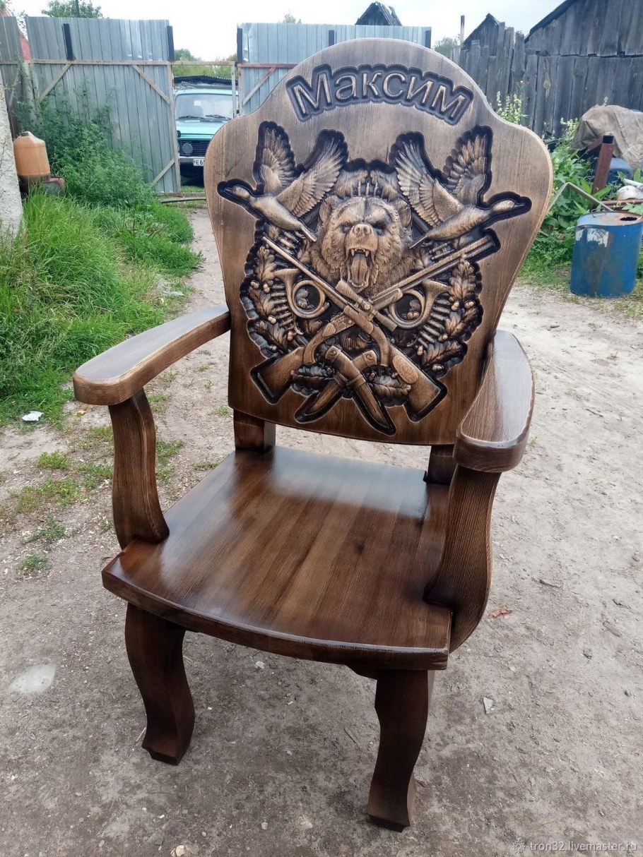 Старинный стул с высокой спинкой