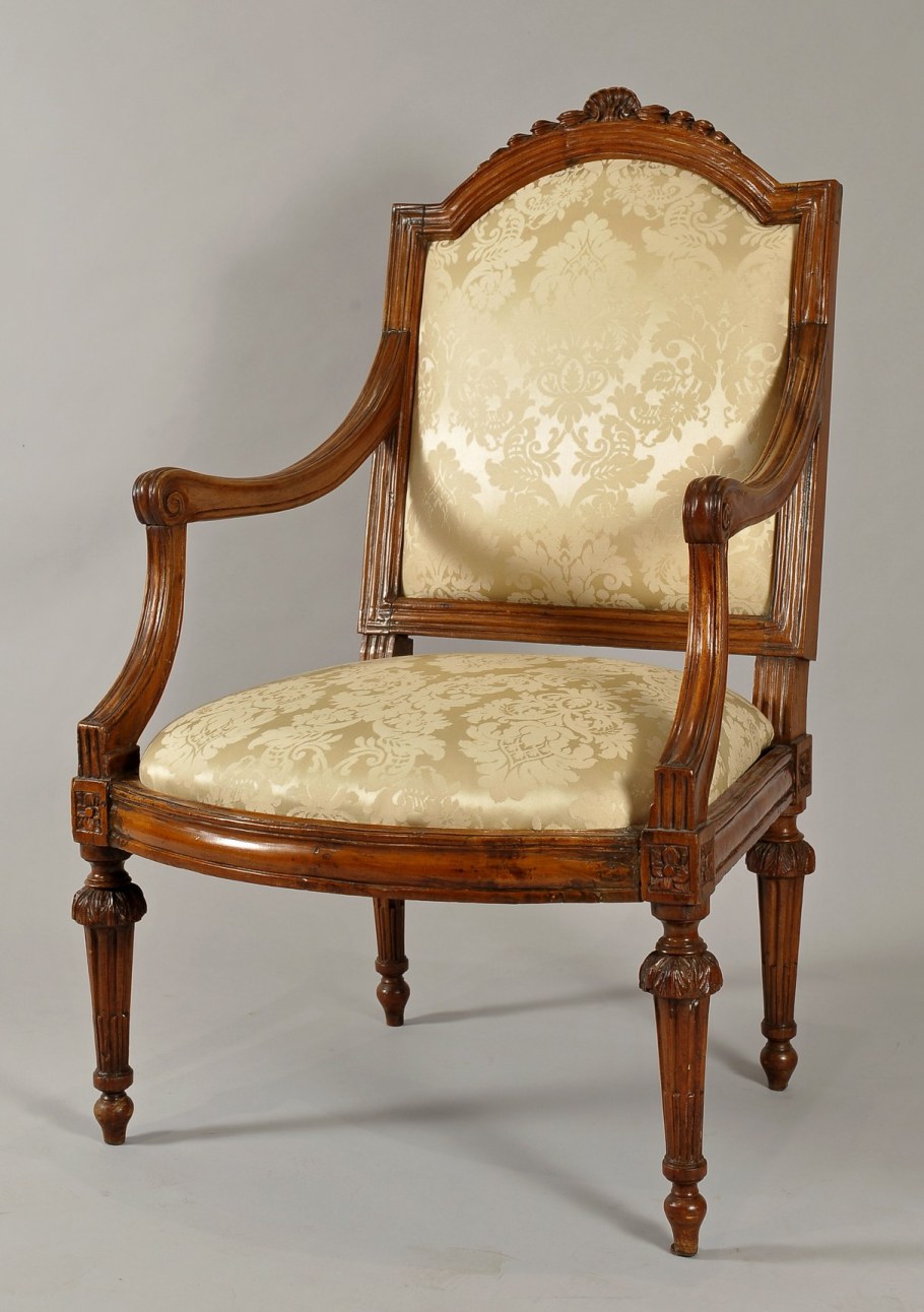 Деревянное резное кресло