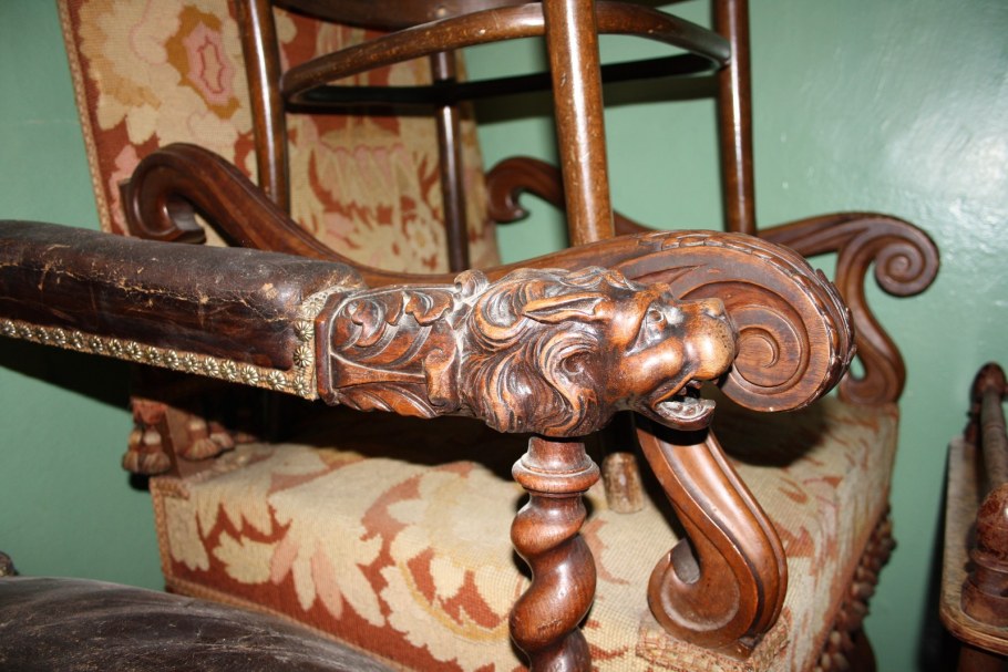 Кресло из дерева