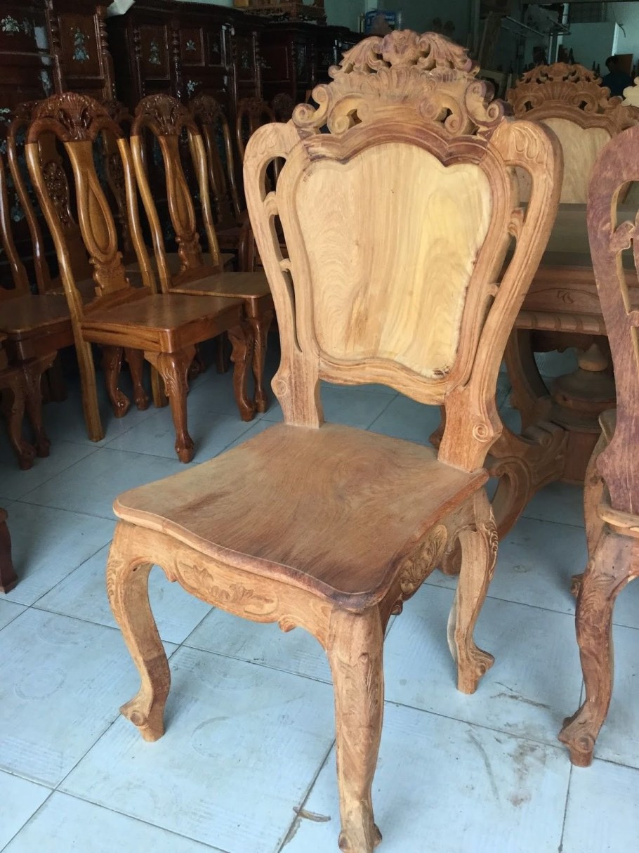 Красное старинное кресло