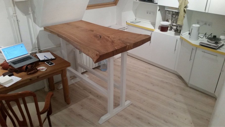 Барная стойка на деревянной ноге