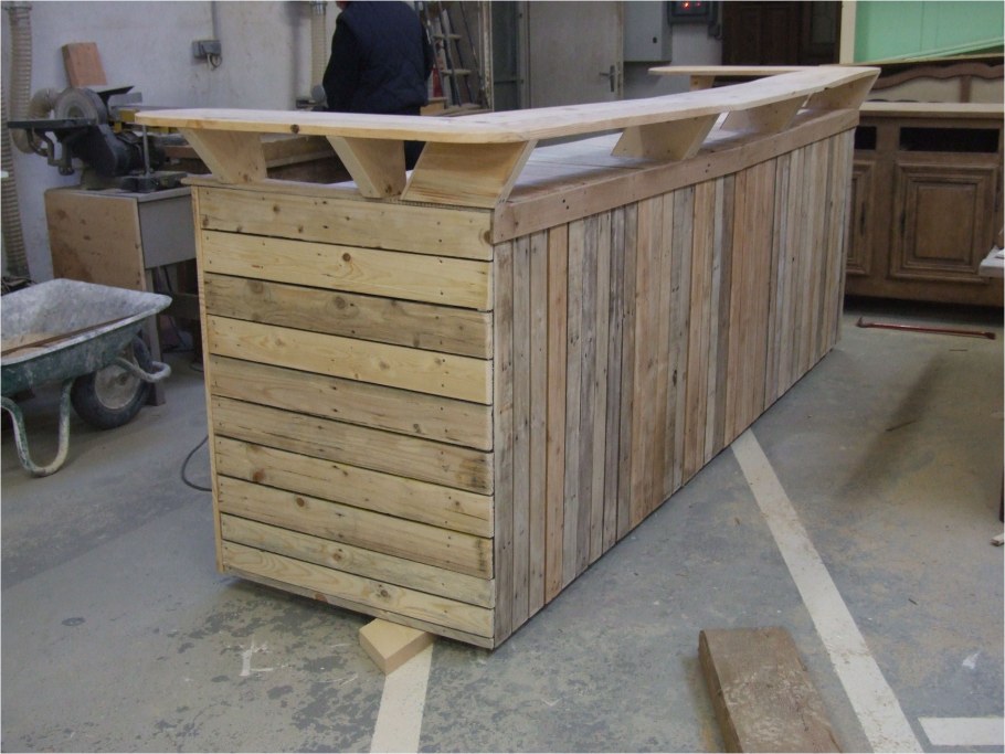 Стол администратора из паллет