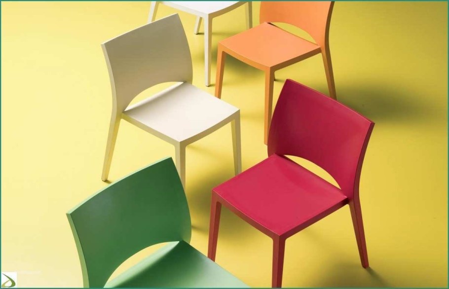 Фон стулья стоят на разных уровнях