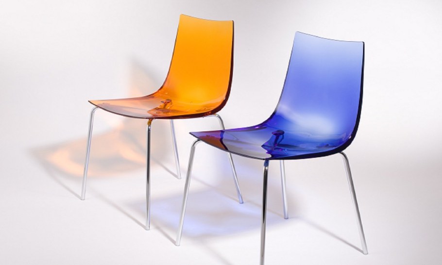 Пластиковые стулья