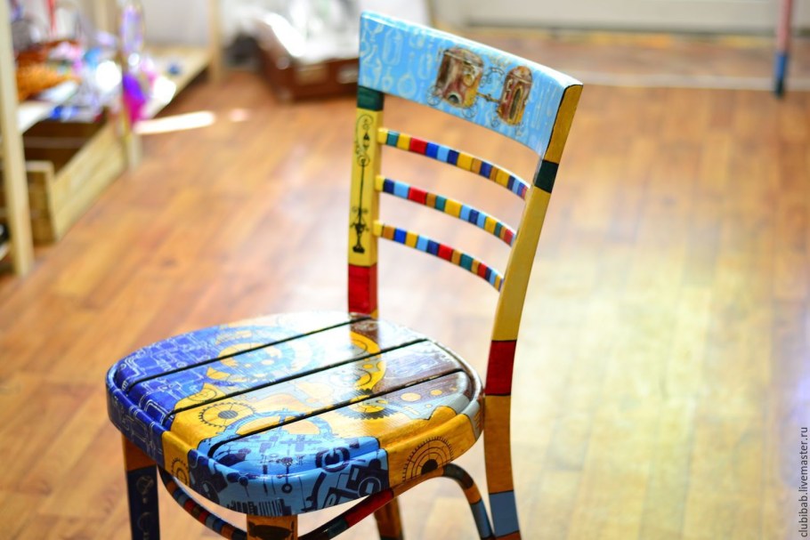 Разноцветная табуретка