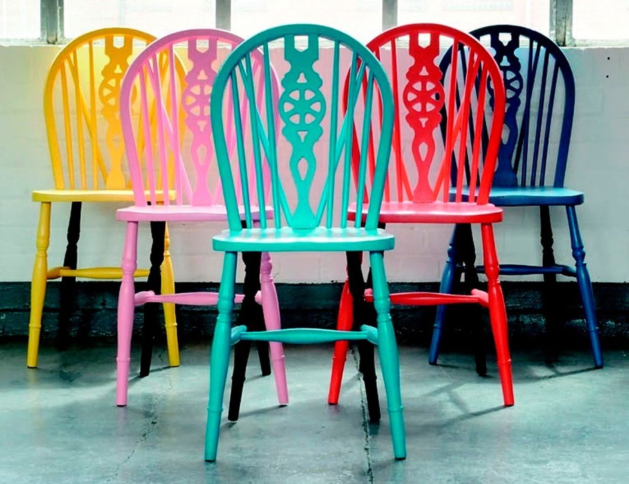 Цветные деревянные стулья
