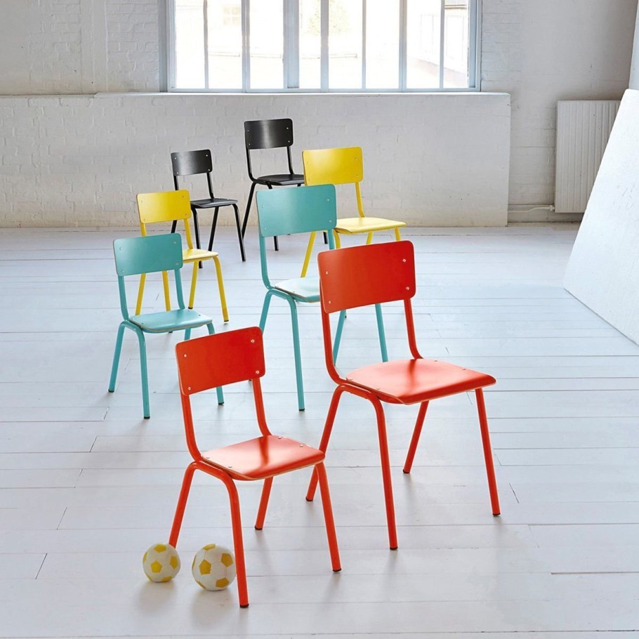 Разрисованный школьный стул