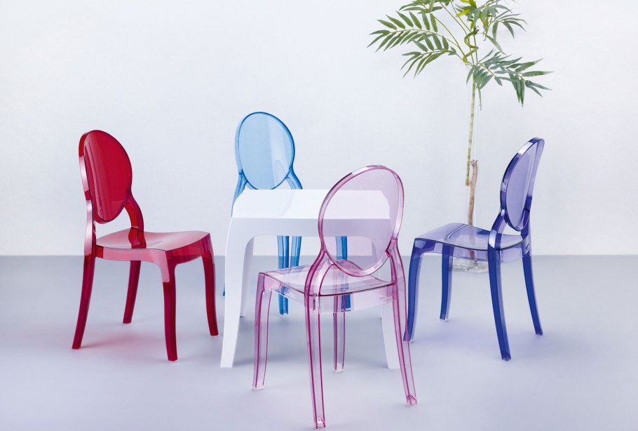 Прозрачные цветные стулья