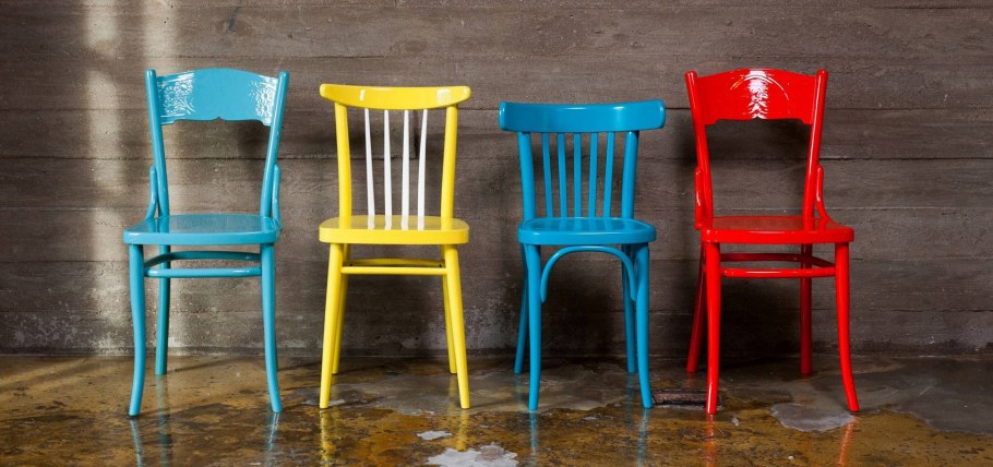Разноцветные деревянные стулья
