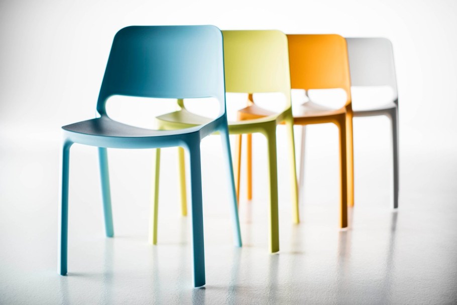 Стул современный на белом фоне