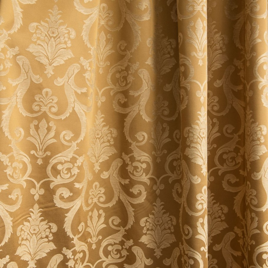 Золотистые шторы