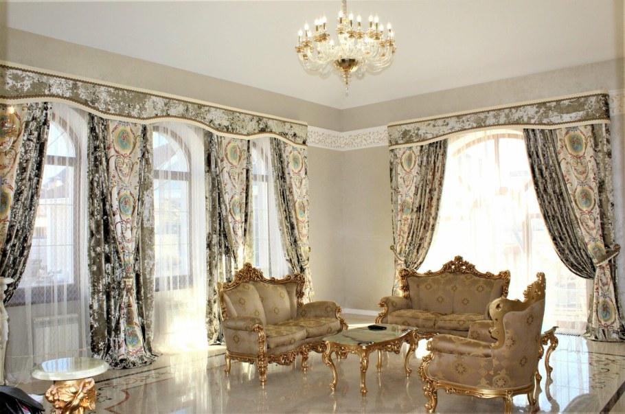 Шторы к золотым обоям в спальне