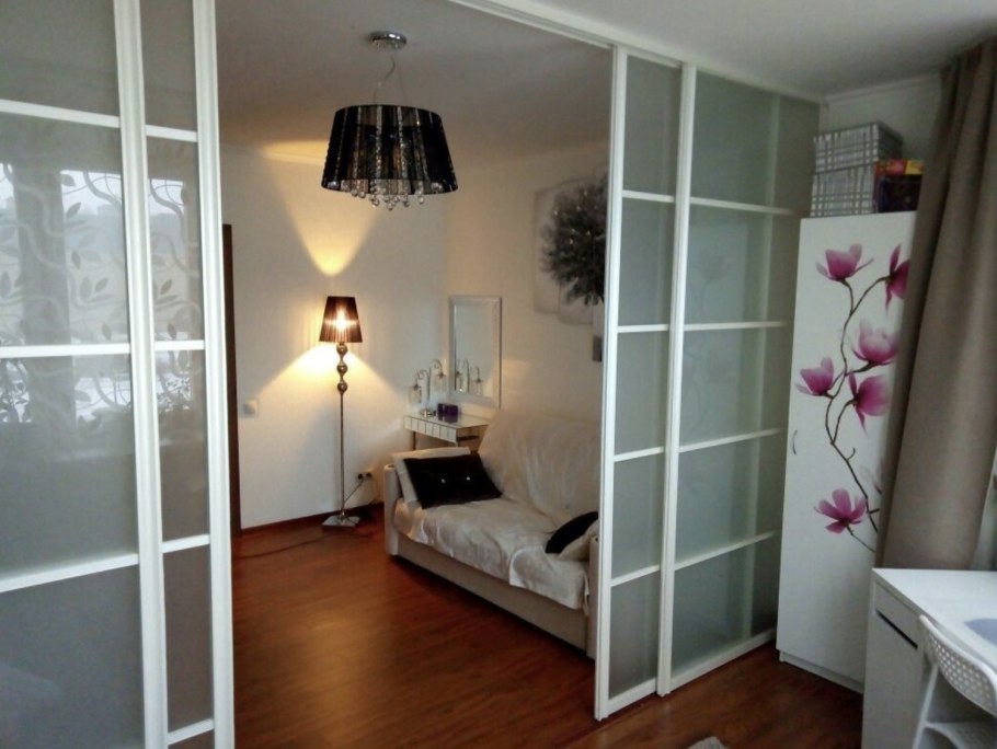 Темные царговые двери в интерьере