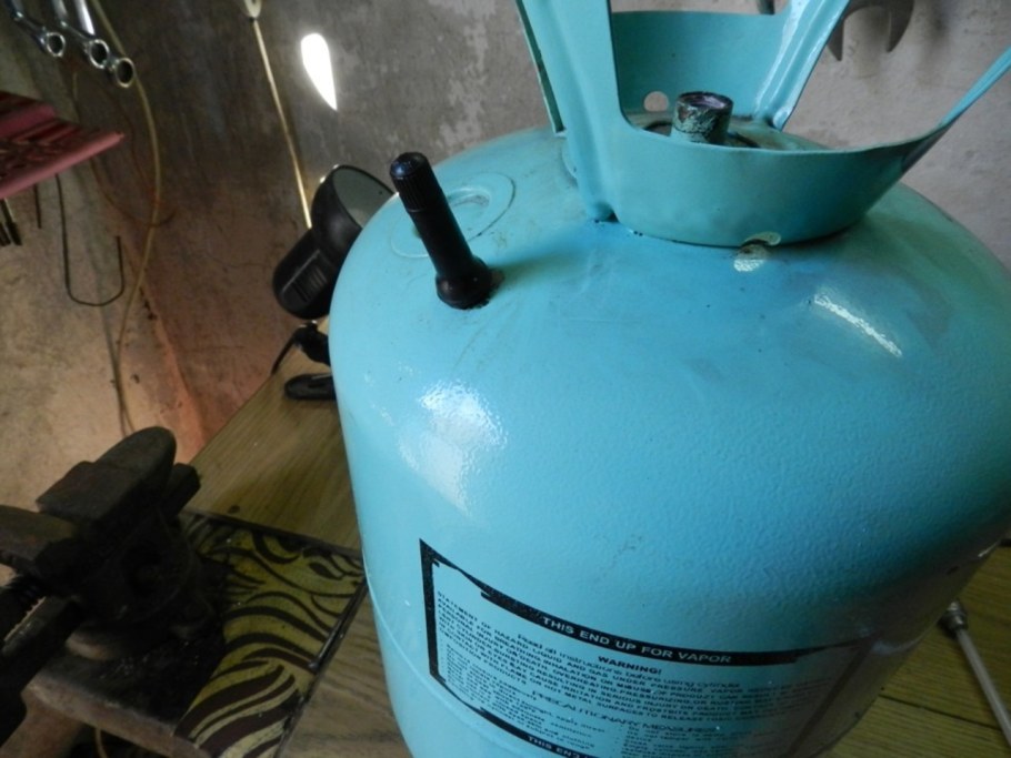 Баллон из под фреона мусорка