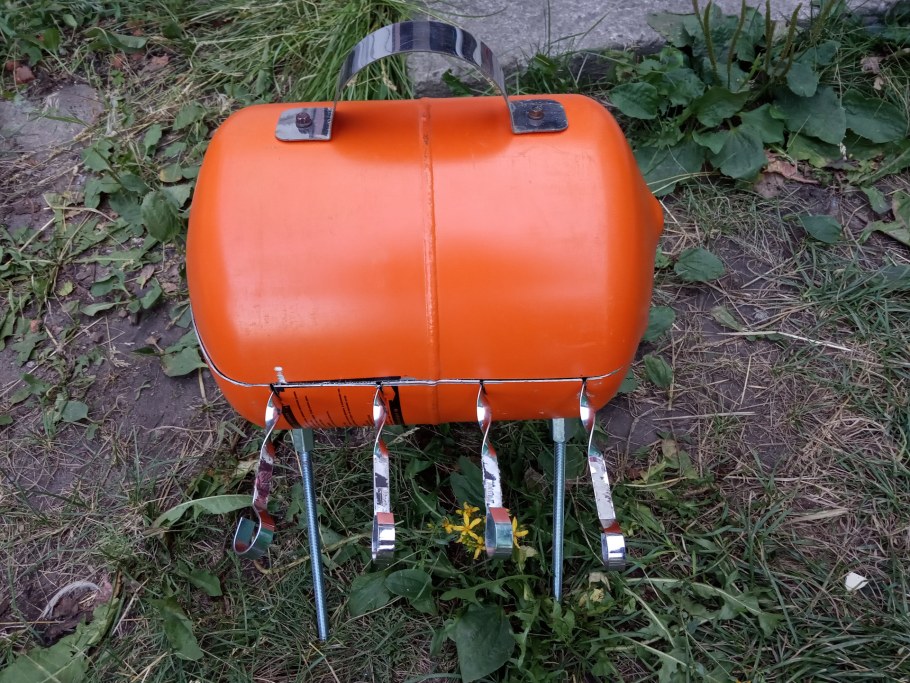 Из баллона фреона