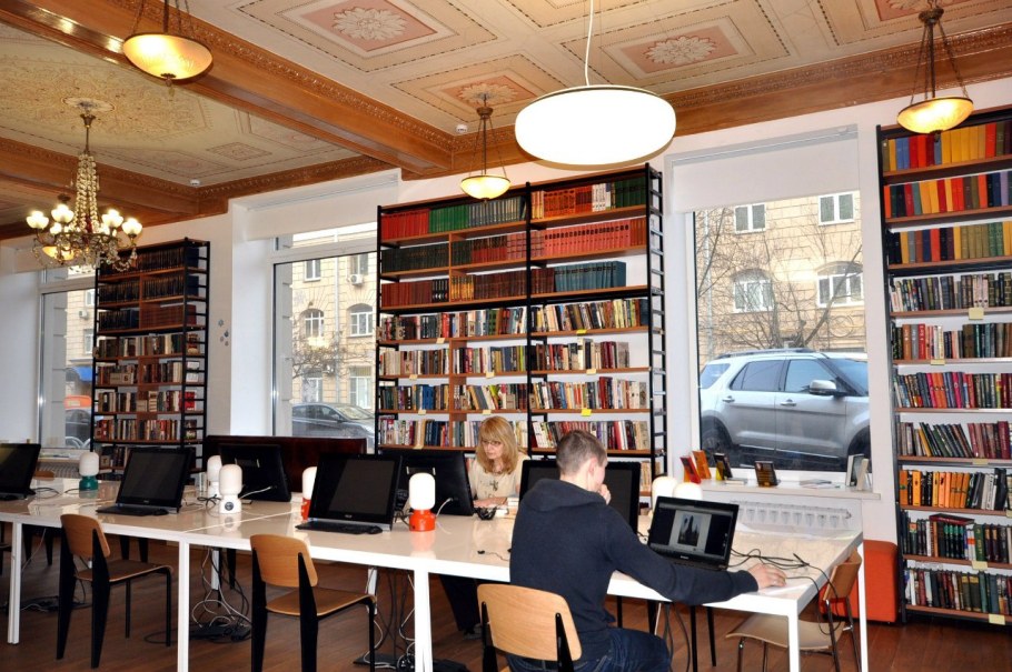 Декор потолка в детской библиотеке