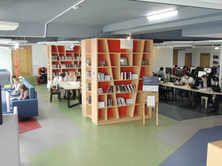 В читальном зале библиотеки