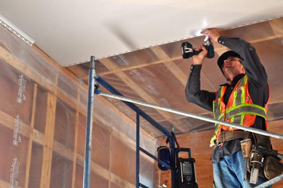 Монтаж пластикового потолка