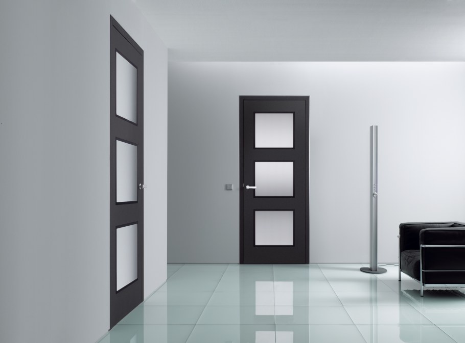 Двери с матовым стеклом в интерьере