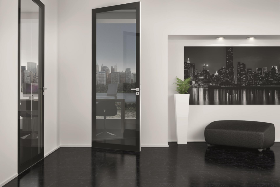 Черная стеклянная дверь